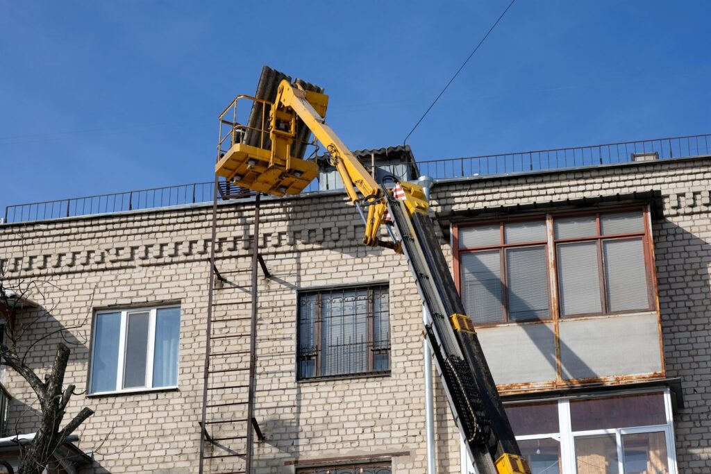 Najem dvižne košare za krovce