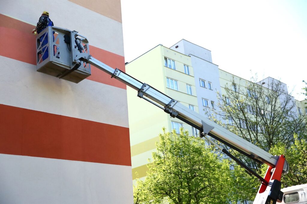 Najem dvižne košare za slikopleskarje